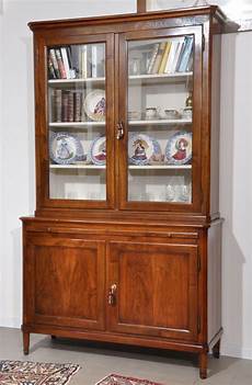 credenze con vetrina credenza di lusso con vetrina realizzata in noce mobili credenze con vetrina credenza di lusso con vetrina realizzata in noce mobili