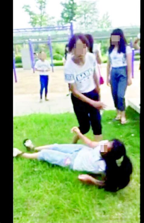 江苏12岁女孩因口角遭围殴 被多人扇耳光脚踹-国际在线