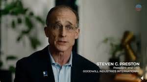 ¿Tienes menos de 30 años y no sabes usar la IA? Un CEO advierte: "estarás fuera del mercado laboral"