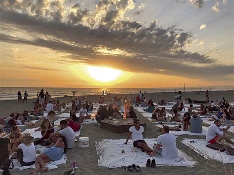Aperitivo con i teli in riva al mare (Pescara), La Prora Estatinfinite ...