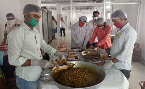 अयोध्या नगर निगम ने मजदूरों के लिए शुरू की रसोई, कर्मचारी आपस में चंदा ...