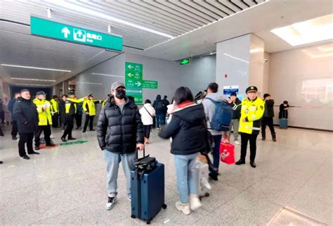 邳州连夜转运近千名滞留旅客_澎湃号·政务_澎湃新闻-The Paper