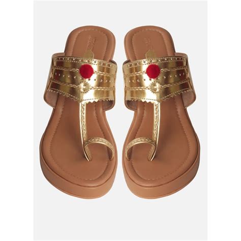 5 times Sonam Kapoor Ahuja picked a unique blouse to make her saris ...