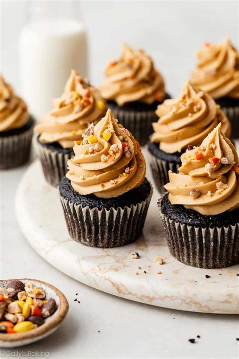 Dark Chocolate Cupcakes with Creamy Peanut Butter Frosting ...