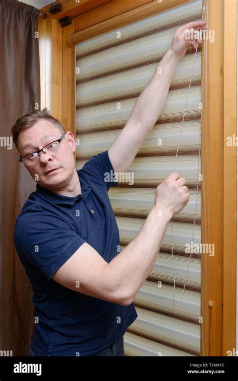 Window Blinds Installation 的图像结果