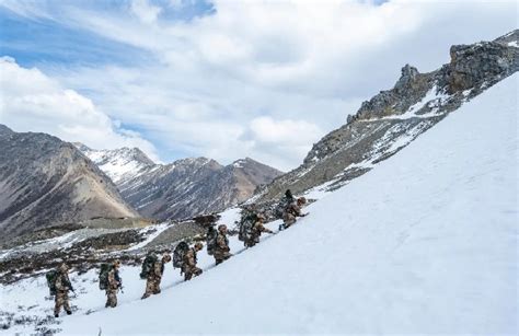酷炫！西藏边防战士穿单兵外骨骼背20公斤货物爬山-搜狐大视野-搜狐新闻