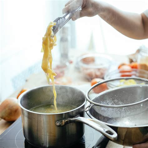 9 cosas que puedes hacer con el agua de cocer la pasta