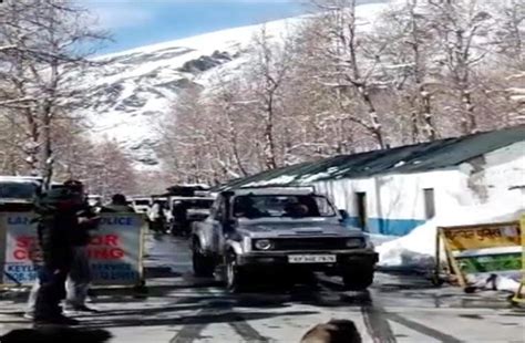 तिंदी के समीप भूस्खलन से उदयपुर-किलाड़ मार्ग अवरुद्ध - killar keylong ...