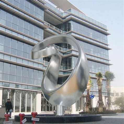 不锈钢城市景观雕塑所具有的性质-宏通雕塑
