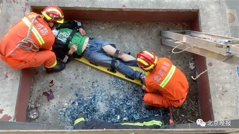 11岁男孩被困20米高楼，消防叔叔来救援_荆头条-梨视频官网-Pear Video