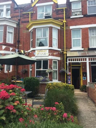 CHOMLEY HOLIDAY FLATS (Scarborough) - Apartment Reviews, Photos, Rate ...