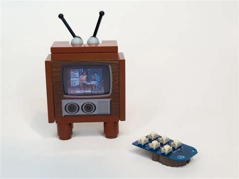 How to Build a LEGO Working TV 的图像结果