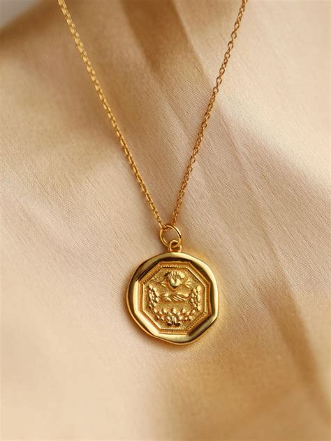 Coin Pendant Necklace Gold – Perfectly Average