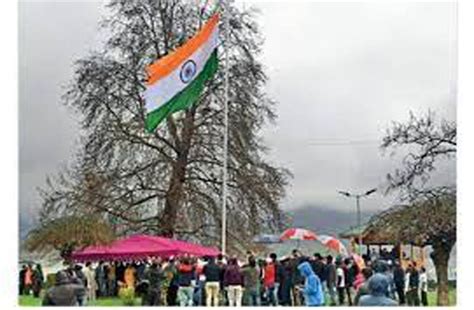 गर्व के क्षणें की साक्षी बनी विश्व प्रसिद्ध डल झील, फहराया गया 7500 ...