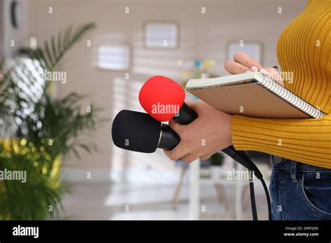 Reporter Taking Notes 的图像结果