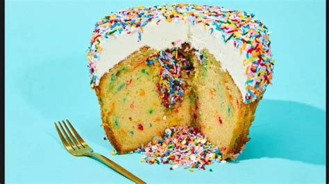 Cake or cupcake?: Netizens debate the definition of a 4-pound cupcake ...