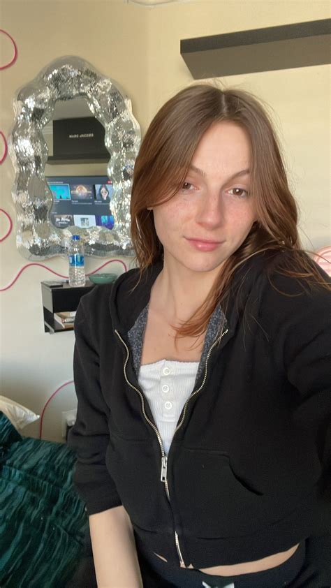 Amanda Riley cute face selfie | Tran Selfies