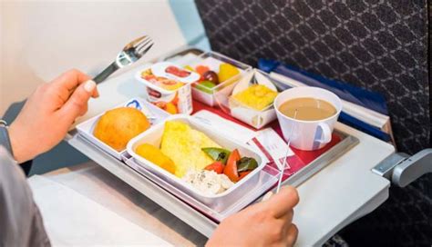 5 Food You Must Avoid Before Traveling - lifeberrys.com