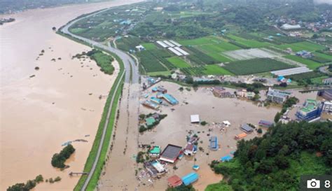 连续40天的暴雨 使韩国至少30人死亡 居民为避雨滞留车顶_腾讯新闻