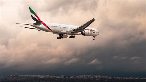 End Of The Middle Seat: Emirates Plans Boeing 777 Business Class Refit ...