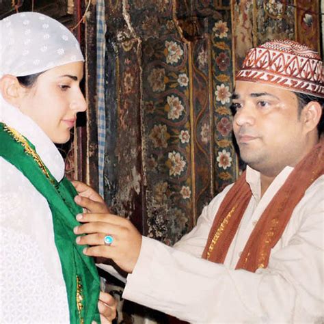 Pictures of famous personalities at shrines Pics | Pictures of famous ...