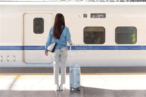 杭州一女子突然被行李箱撞得动弹不得，地铁这一幕冲上热搜，别再这么做了__财经头条