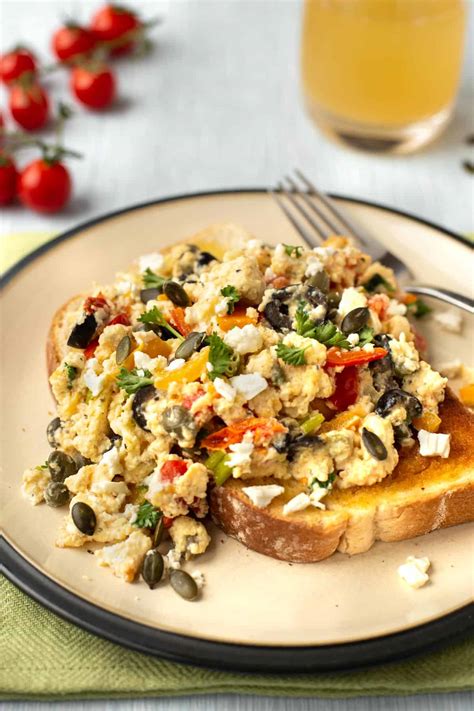 Mediterranean scrambled eggs with feta - Karinokada