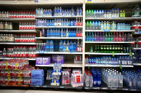 夏日瓶装水消费 | 抢占新市场 瓶装矿泉水卷起来往“低”流|崂山_新浪财经_新浪网