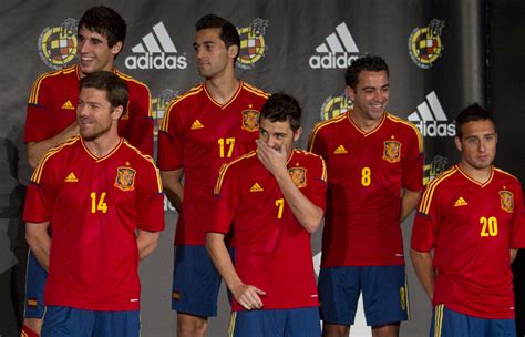 西班牙队的欧洲杯悬了？两球员确诊新冠，国家队临阵紧急打疫苗_凤凰网