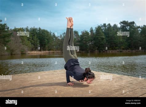 Extreme Yoga Outside 的图像结果