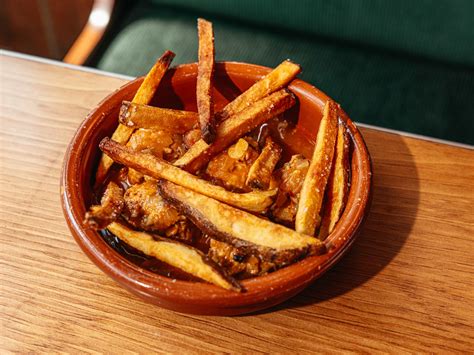 From the Cervo's team, Eel Bar is a long and winding snack parade ...