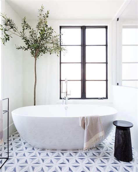 15 Minimalist Bathroom Design & Decor Ideas