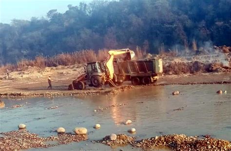 Hamirpur: कुनाह खड्ड का सीना छलनी करने में जुटा खनन माफिया, जेसीबी से ...