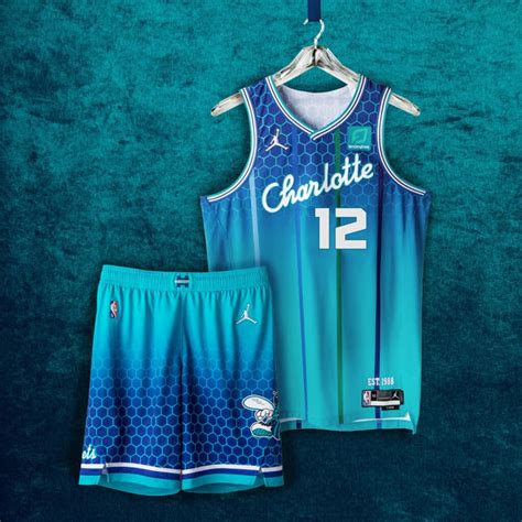 Edition City 2021-2022 du maillot des Charlotte Hornets : retour en 1988