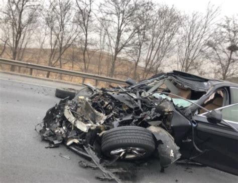 宝马轿车高速公路上出事故 车头被撞烂几乎“消失”_大辽网_腾讯网
