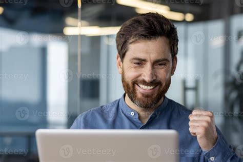 A Smiling Business Man Computer 的图像结果