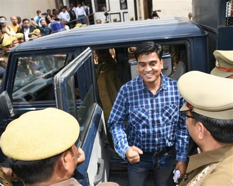 Irfan solanki Case: सपा MLA इरफान सोलंकी आज मुस्‍कुराते हुए कोर्ट में ...