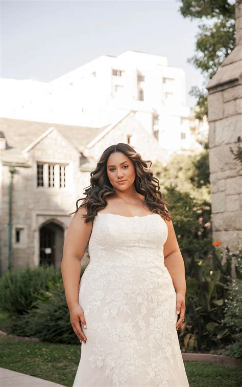 Elegant Plus Size Lace Fit-and-Flare Wedding Dress with Shoulder Straps