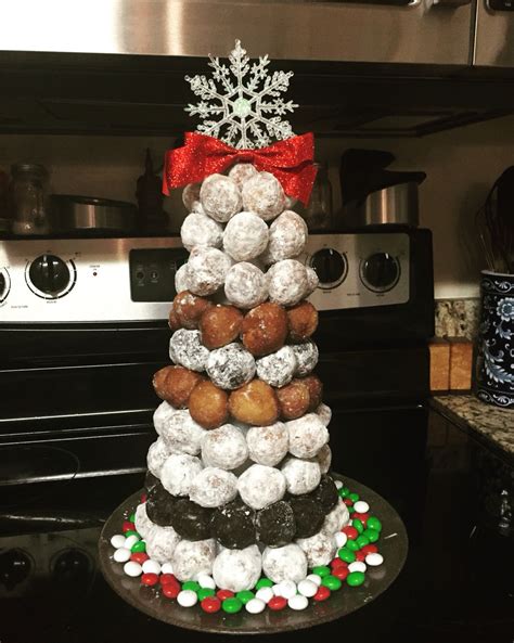 Donut hole Christmas tree. DIY donut tree. Brunch idea. Christmas party ...