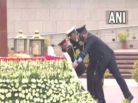 Armed Forces chiefs pay tribute at National War Memorial in Delhi on ...