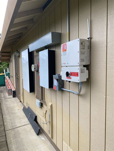 How to Install Solar Battery Backup 的图像结果