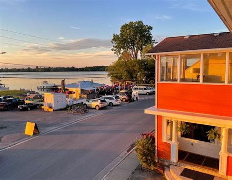HOTEL WOLFE ISLAND (Ontario) - Inn Reviews, Photos, Rate Comparison ...
