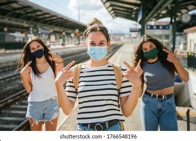 LED Indicator On Local Train 的图像结果