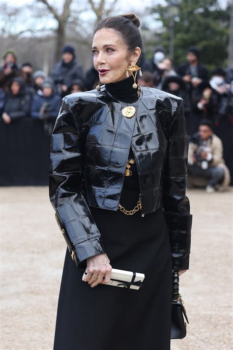 'Wonder Woman' TV icon Lynda Carter steps out at Paris Fashion Week ...