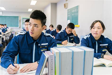 高校保安粗暴扔外卖校方回应 高校男回应保安扔外卖 探索发现网