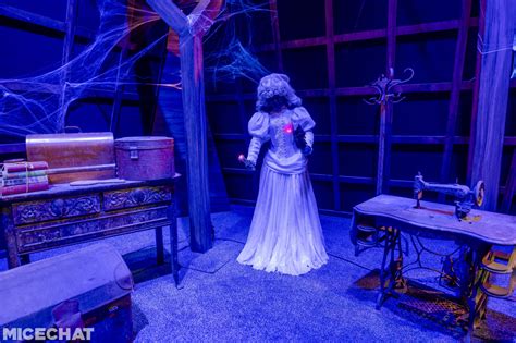 Haunted Mansion Bride Disney World 的图像结果