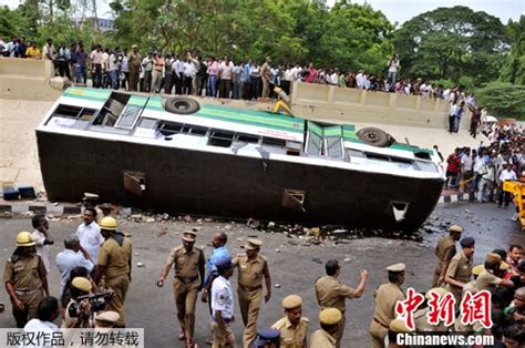 印度金奈一辆巴士坠桥 至少40人受伤(组图)-搜狐新闻