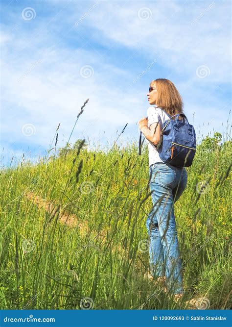 Adventure Travel Girl 的图像结果