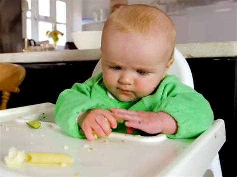 Signos de que tu bebé está listo para "baby-led weaning" (video ...