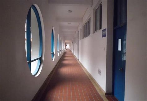 上海大学明亮教室走廊高清图片下载-正版图片500497091-摄图网